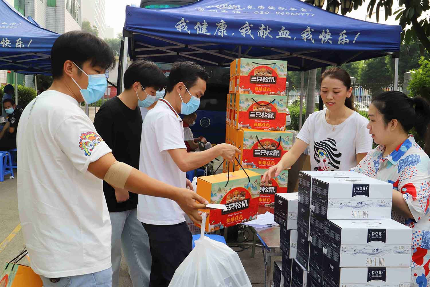 中秋獻(xiàn)愛(ài)心，讓愛(ài)傳遞